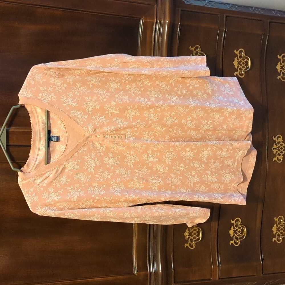 Chaps 3/4 length top. Dusty rose with flowers. Women's size XL. V neck